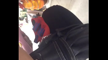 Espiando tetona mientras compra zapatos