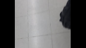 Espiando tetona mientras compra zapatos