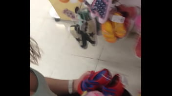 Espiando tetona mientras compra zapatos