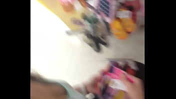 Espiando tetona mientras compra zapatos