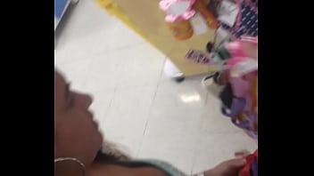 Espiando tetona mientras compra zapatos