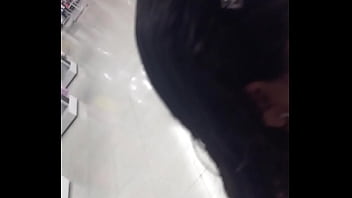 Espiando tetona mientras compra zapatos