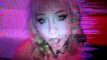 Pierced hottie venus rivers spreads her legs for a creampie