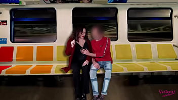 Masturbo a un desconocido en el tren mientras mi esposo filma todo
