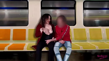 Masturbo a un desconocido en el tren mientras mi esposo filma todo