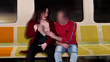 Masturbo a un desconocido en el tren mientras mi esposo filma todo