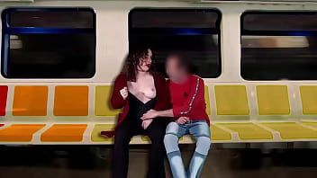 Masturbo a un desconocido en el tren mientras mi esposo filma todo