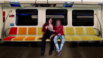 Masturbo a un desconocido en el tren mientras mi esposo filma todo Masturbo a un desconocido en el tren mientras mi esposo filma todo