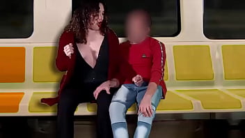Masturbo a un desconocido en el tren mientras mi esposo filma todo