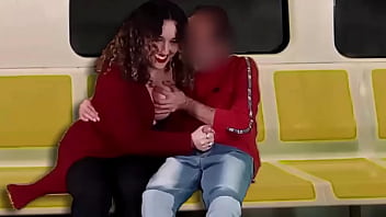 Masturbo a un desconocido en el tren mientras mi esposo filma todo