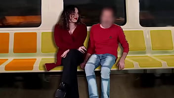 Masturbo a un desconocido en el tren mientras mi esposo filma todo