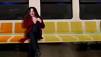 Masturbo a un desconocido en el tren mientras mi esposo filma todo