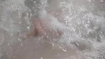 Amateur cock playing in the jet tube