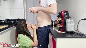 Sexo amador caseiro na cozinha