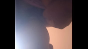 Le hago aún lado el calzon a la bonita del salón