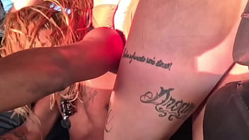 Jovens fazem suruba em carro em movimento e foi no pelo