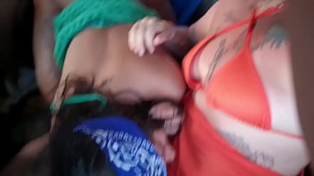 Jovens fazem suruba em carro em movimento e foi no pelo