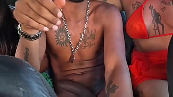 Jovens fazem suruba em carro em movimento e foi no pelo