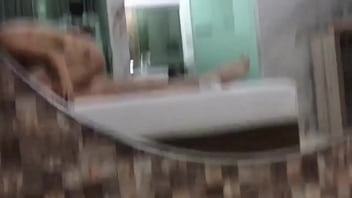 Sentado e filmando pro corno