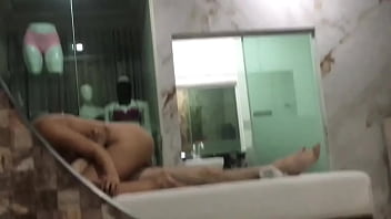 Sentado e filmando pro corno