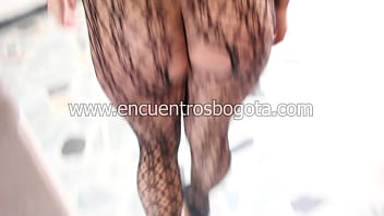 Culona deliciosa camina desnuda por la sala