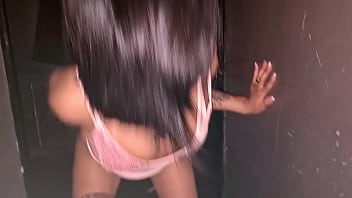 Dando pra 3 na cabine do swing gozaram na minha cara toda