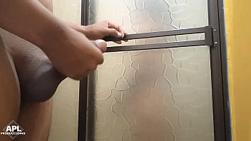 Mi hermanastra se estaba dando un rico baño pero yo quise entrar para que ella me ayudara a darle una limpieza a mi verga con su rica boca parte 1