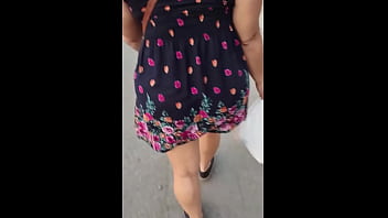 Madura falda upskirt en la calle se me termina regalando