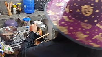 Uma bruxa pervertida prepara uma poção para seu chefe e o fode como um escravo a vagabunda o usa de forma safada para satisfazer os desejos de sua vagina molhada