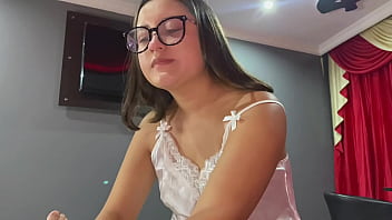 Compartiendo cama con mi tía madrastra llevo al sexo accidental en un viaje familiar Compartiendo cama con mi tía madrastra llevo al sexo accidental en un viaje familiar
