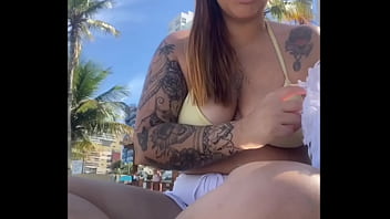 Estou na praia com tesao vou ficar me exibindo aqui pra macho