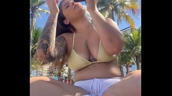 Estou na praia com tesao vou ficar me exibindo aqui pra macho