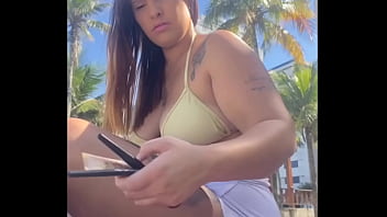Estou na praia com tesao vou ficar me exibindo aqui pra macho