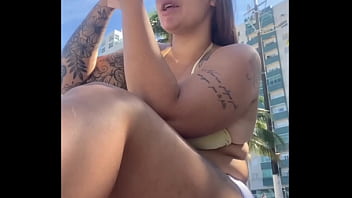 Estou na praia com tesao vou ficar me exibindo aqui pra macho