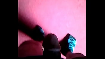 Preparandole el culito para meterle la verga