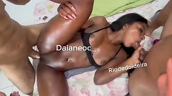 Que delícia fico cheia de tesão enquanto um me soca gostoso enquanto mamo