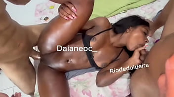 Que delícia fico cheia de tesão enquanto um me soca gostoso enquanto mamo