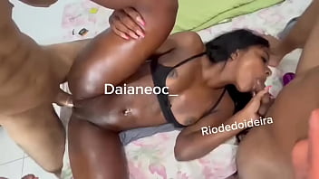 Que delícia fico cheia de tesão enquanto um me soca gostoso enquanto mamo