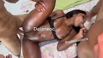 Que delícia fico cheia de tesão enquanto um me soca gostoso enquanto mamo