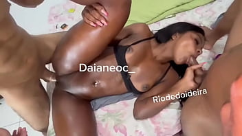 Que delícia fico cheia de tesão enquanto um me soca gostoso enquanto mamo