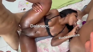 Que delícia fico cheia de tesão enquanto um me soca gostoso enquanto mamo