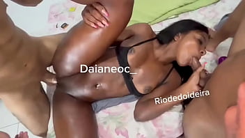 Que delícia fico cheia de tesão enquanto um me soca gostoso enquanto mamo