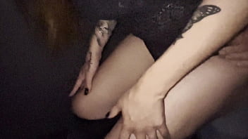 Colocou o pau mole na cabine da casa de swing e adivinhem só o que aconteceu