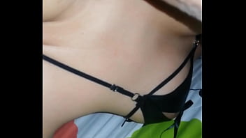 Despierto a mi hermanastra con mi verga en su boca