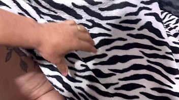 Eu e minha meia irma estevamos se chupando gostoso quase gozando ae chegou meio irmao e fodeu eu ela de baixo do corbeto na minha buceta e no cuzinho dela ate gozar dentro bem gostoso