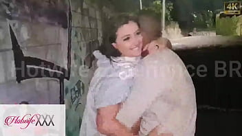 Amigo bbc pirocudo da carona para esposa do melhor amigo nao guenta de tanto tesao e fode com a safada no meio da rua e ainda come o cuzinho marido corno fica cheia de tesão