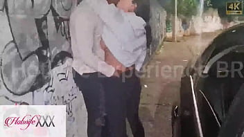 Amigo bbc pirocudo da carona para esposa do melhor amigo nao guenta de tanto tesao e fode com a safada no meio da rua e ainda come o cuzinho marido corno fica cheia de tesão