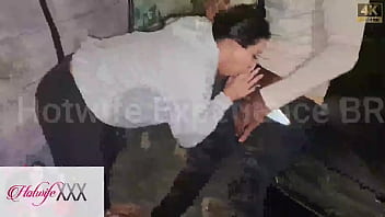 Amigo bbc pirocudo da carona para esposa do melhor amigo nao guenta de tanto tesao e fode com a safada no meio da rua e ainda come o cuzinho marido corno fica cheia de tesão