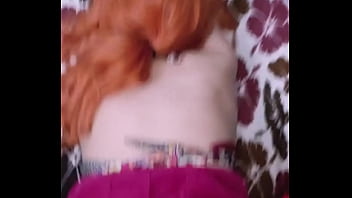 Puta pelirroja en lencería roja