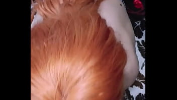 Puta pelirroja en lencería roja